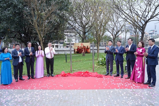 Phường Ô Chợ Dừa gắn biển công trình cải tạo hồ Đống Đa