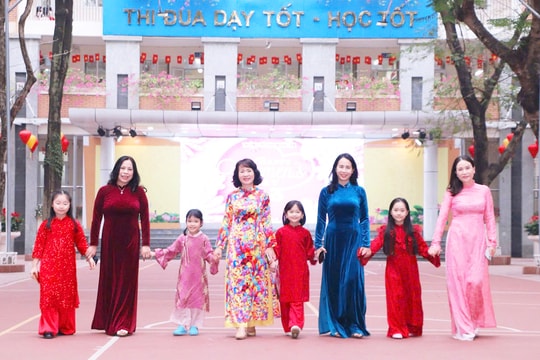 Phụ nữ Thủ đô thướt tha trong tà áo dài truyền thống