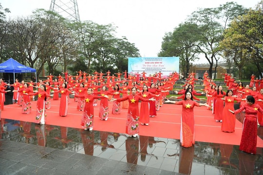 Phụ nữ Yên Sở sôi nổi đồng diễn dân vũ