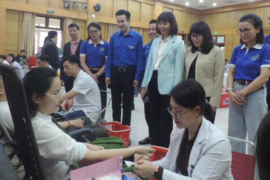 Khởi động Tháng Thanh niên, người trẻ Hoàn Kiếm cùng nhau hiến máu tình nguyện