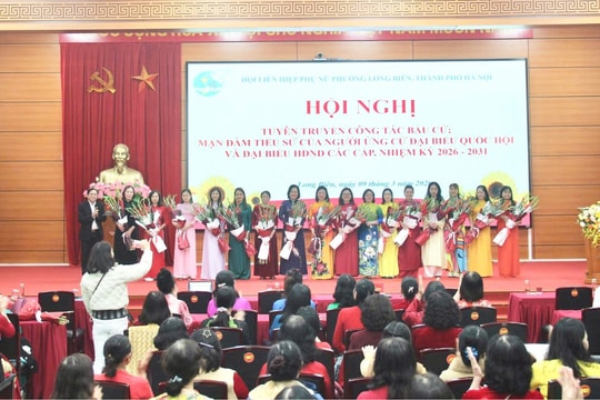Phụ nữ phường Long Biên tuyên truyền, mạn đàm về bầu cử