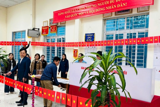 Lãnh đạo xã Tam Hưng kiểm tra công tác bầu cử