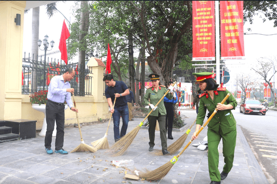 Giữ phố phường sạch đẹp cho ngày bầu cử