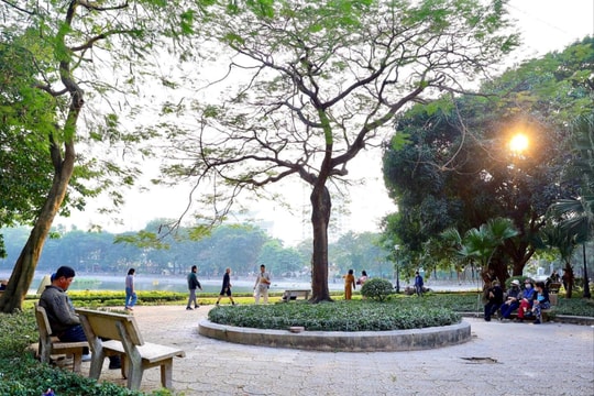 Hà Nội chấm dứt mưa, trưa chiều hửng nắng