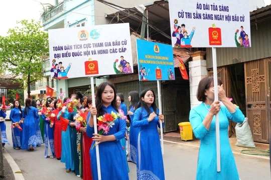 Xã Sơn Đồng: Hội viên, đoàn viên mặc áo dài tuyên truyền lưu động sẵn sàng cho ngày bầu cử