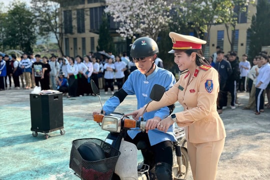 Gần 300 học sinh dân tộc nội trú được hướng dẫn kỹ năng lái xe an toàn