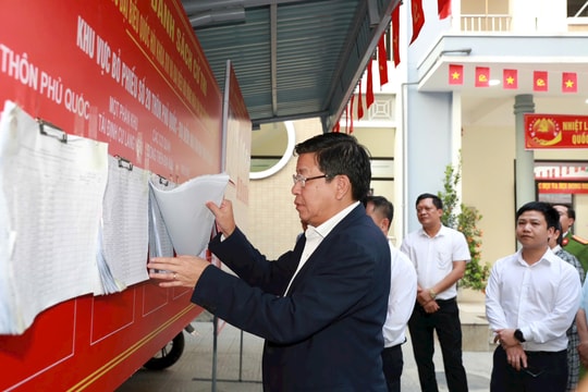 Đồng chí Dương Đức Tuấn kiểm tra công tác bầu cử tại xã Quốc Oai, Kiều Phú, Phú Cát, Hưng Đạo