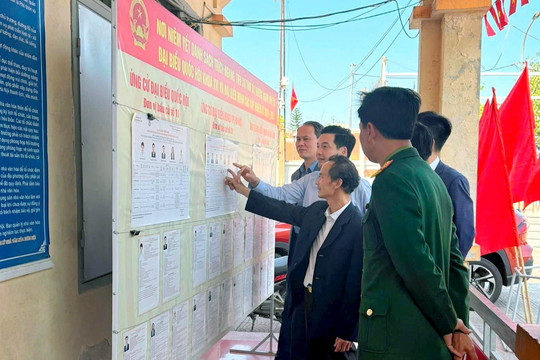 Bí thư Đảng ủy xã Gia Lâm Nguyễn Việt Hà kiểm tra công tác bầu cử trên địa bàn