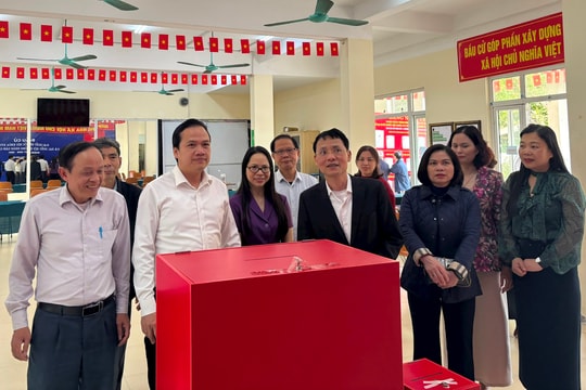 Phó Chủ tịch HĐND thành phố Hà Nội Phạm Quí Tiên khảo sát công tác bầu cử tại 3 phường