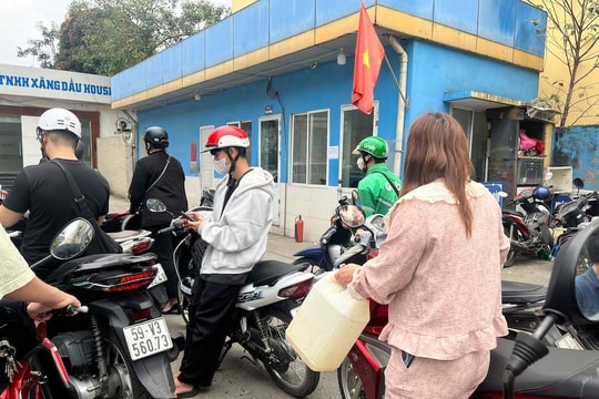 Người dân xếp hàng mua xăng dầu do tâm lý hoang mang