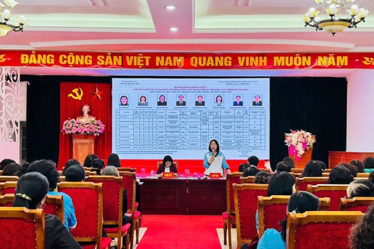 Phường Bồ Đề: Hơn 200 cán bộ, hội viên phụ nữ mạn đàm tiểu sử đại biểu ứng cử