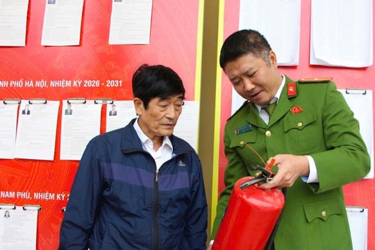 Công an xã Nam Phù bảo đảm an toàn cho ngày bầu cử