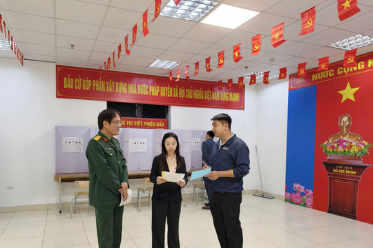 Đoàn giám sát của Ủy ban MTTQ Việt Nam xã Thanh Trì kiểm tra công tác bầu cử tại 6 đơn vị