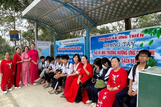 Đưa vào sử dụng 2 công trình “Nhà chờ xe buýt” chào mừng bầu cử