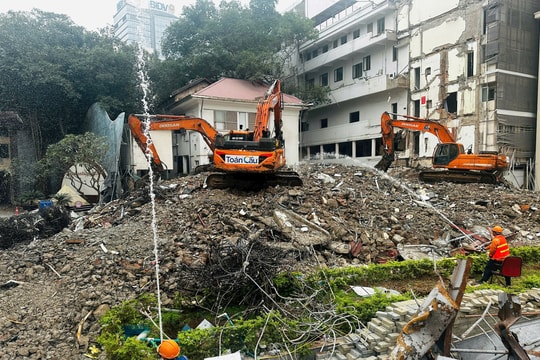 Bảo đảm vệ sinh môi trường khi phá dỡ công trình phía Đông hồ Hoàn Kiếm
