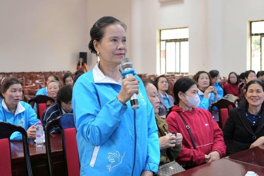 Hội viên phụ nữ xã Bát Tràng quan tâm chương trình hành động của người ứng cử đại biểu Quốc hội và HĐND các cấp