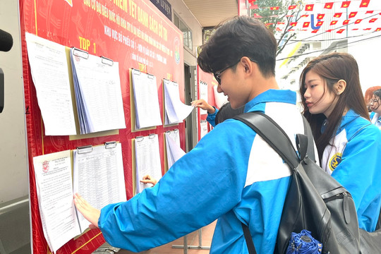 Sinh viên, học sinh Thủ đô hướng tới Ngày hội non sông