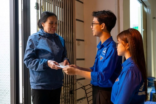 “Áo xanh” đi từng ngõ, gõ từng nhà phát thẻ cử tri trước giờ G