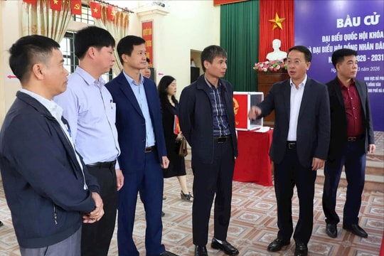 Trưởng ban Nội chính Thành ủy Hà Nội Trần Đình Cảnh kiểm tra công tác chuẩn bị bầu cử tại xã Hồng Vân