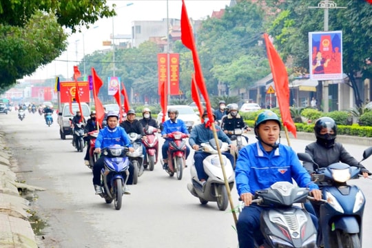 Phường Tùng Thiện tuyên truyền lưu động về bầu cử
