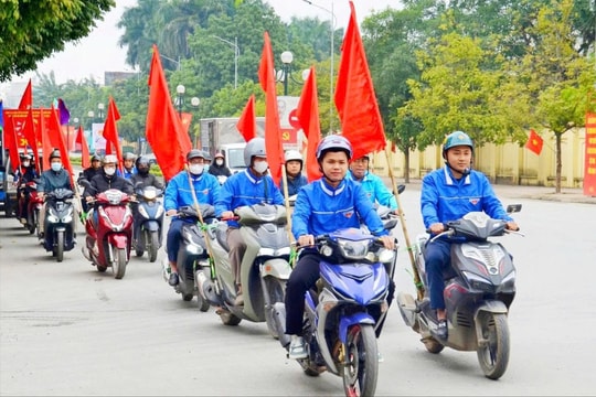 Phường Tùng Thiện tuyên truyền lưu động về bầu cử