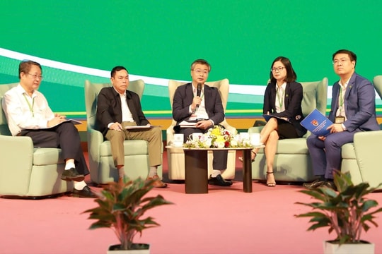 Sinh viên Học viện Nông nghiệp quan tâm tìm hiểu ứng cử viên trước kỳ bầu cử