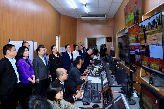 Chủ tịch Ủy ban Bầu cử thành phố Phùng Thị Hồng Hà kiểm tra công tác tuyên truyền bầu cử tại Cơ quan Báo và Phát thanh, Truyền hình Hà Nội