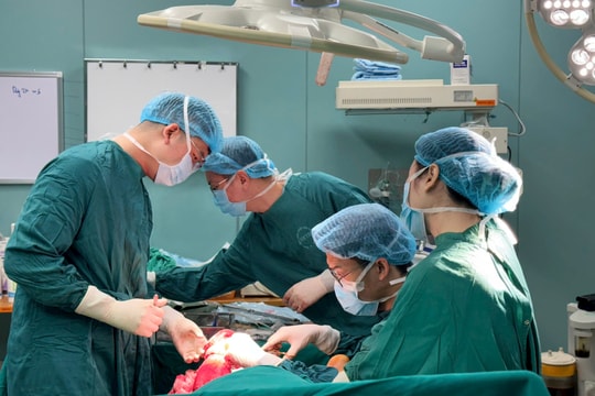 Suýt mất chân vì đắp lá chữa bỏng lửa