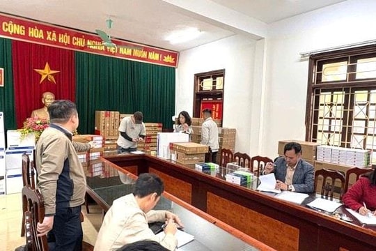 Xã Tam Hưng trang bị máy tính cho các thôn phục vụ công tác bầu cử