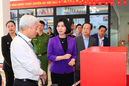 Chủ tịch Ủy ban Bầu cử thành phố Phùng Thị Hồng Hà kiểm tra công tác bầu cử tại phường Đại Mỗ