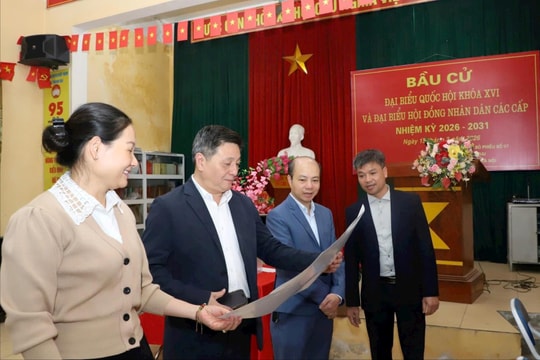 Lãnh đạo xã Thanh Oai kiểm tra các điểm bầu cử trên địa bàn
