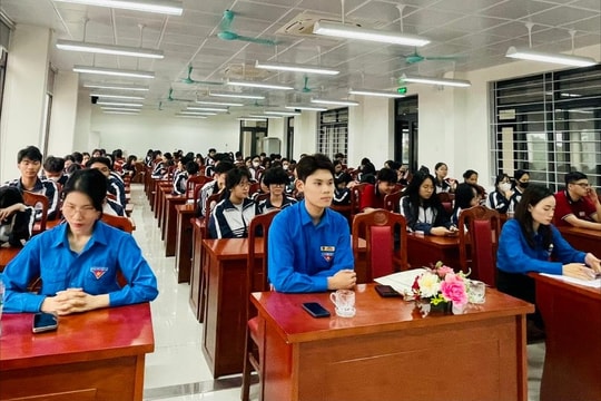 Đoàn Thanh niên xã Thanh Trì gi úp cử tri trẻ sẵn sàng cho lần đầu bỏ phiếu