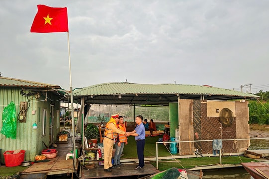 Đưa phiếu bầu cử tới từng người dân xóm chài ven sông