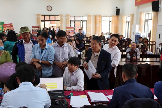 Xã Tam Hưng: Người dân phấn khởi nhận tiền bồi thường, hỗ trợ giải phóng mặt bằng dự án Khu đô thị thể thao - Olympic