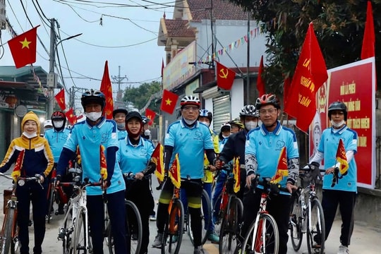 Độc đáo hình thức đạp xe tuyên truyền bầu cử tại xã Hồng Vân