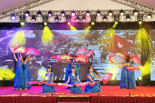Tưng bừng chương trình nghệ thuật chào mừng ngày hội non sông