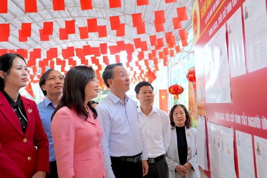 Trưởng ban Nội chính Thành ủy Hà Nội Trần Đình Cảnh kiểm tra công tác chuẩn bị bầu cử tại xã Vân Đình