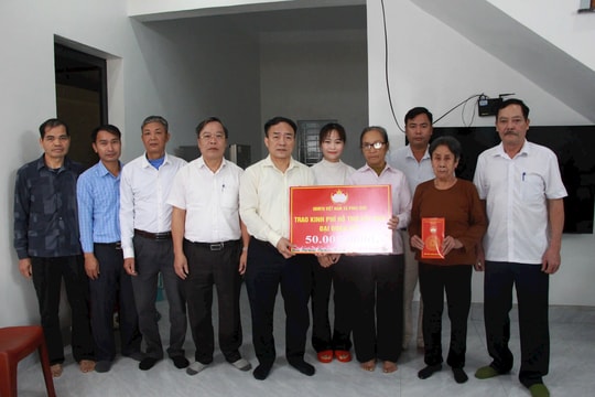 Phúc Sơn trao kinh phí hỗ trợ xây nhà đại đoàn kết