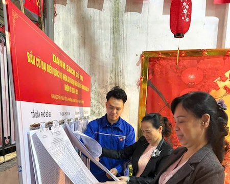 Cử tri phường Hai Bà Trưng gửi gắm niềm tin qua lá phiếu bầu