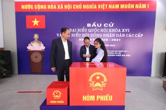 Lãnh đạo phường Tây Hồ kiểm tra các điểm bầu cử