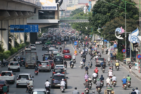 Rào chắn 1.200m trên đường Nguyễn Trãi để thi công dự án chống ngập