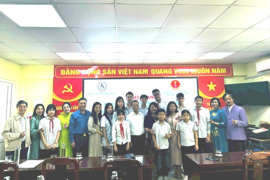 Dạy nghề làm hoa vải cho học sinh khiếm thính: Mở cánh cửa tự lập từ đôi tay khéo léo