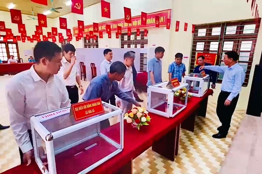Trưởng ban Nội chính Thành ủy Trần Đình Cảnh kiểm tra công tác chuẩn bị bầu cử tại xã Hòa Xá
