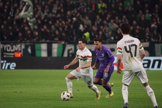 Bất ngờ tại Hungary và mưa thẻ đỏ ở lượt đi vòng 1/16 UEFA Europa League
