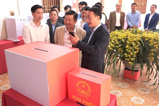 Trưởng ban Nội chính Thành ủy Trần Đình Cảnh kiểm tra công tác bầu cử tại xã Dân Hòa