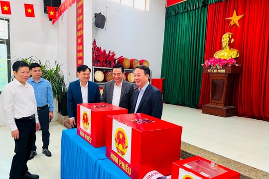 Trưởng ban Nội chính Thành ủy Hà Nội Trần Đình Cảnh kiểm tra công tác chuẩn bị bầu cử tại xã Tam Hưng