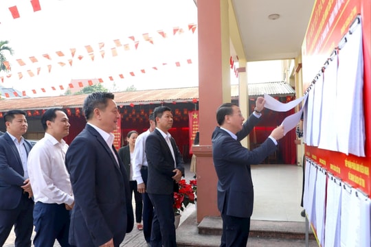 Trưởng ban Nội chính Thành ủy Hà Nội Trần Đình Cảnh kiểm tra công tác chuẩn bị bầu cử tại xã Thanh Oai