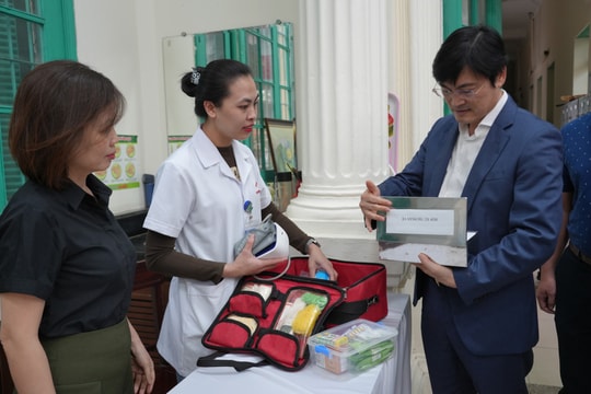 Giám đốc Sở Y tế Hà Nội Nguyễn Trọng Diện kiểm tra công tác chuẩn bị bầu cử