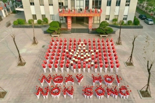 300 hội viên MTTQ phường Dương Nội xếp hình cờ đỏ sao vàng chào mừng ngày hội non sông