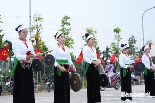 Âm vang cồng chiêng Ba Vì chào mừng ngày bầu cử